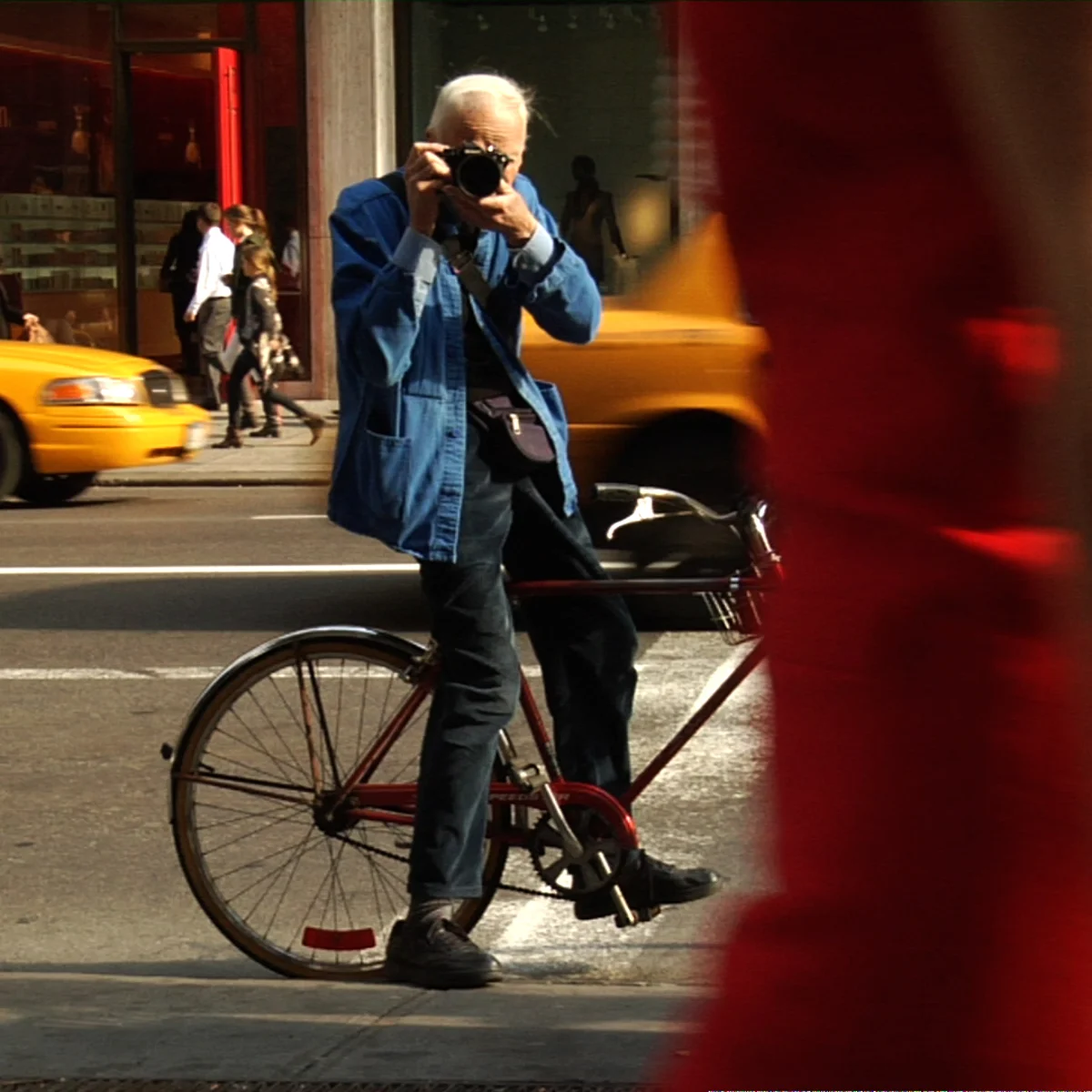 Bill Cunningham documenting street fashion
